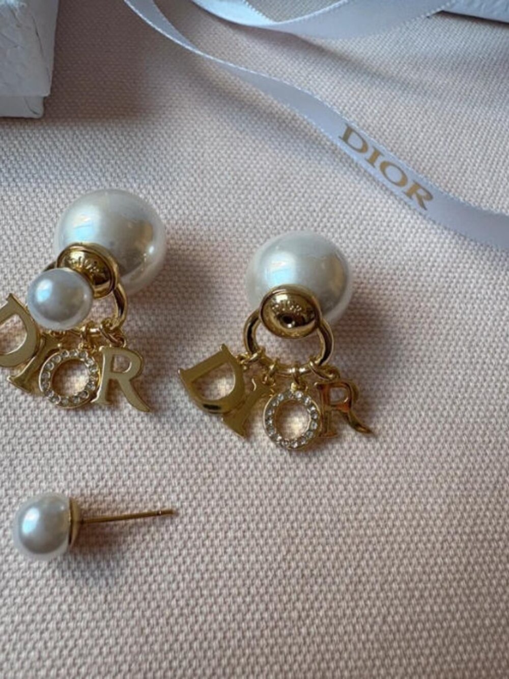 Dior Pearl Earrings with Packaging - Picture 2 of 6